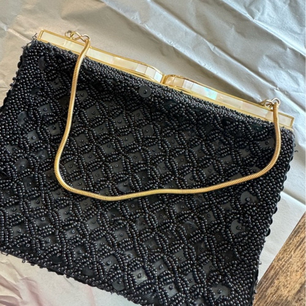 GORGEOUS vintage black beaded purse w/gold trim&chain/Mother of pearl at clasp🖤